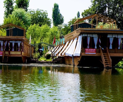 New Jacquline Heritage Houseboats